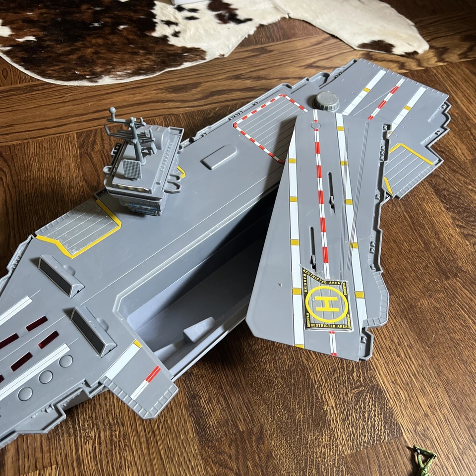 Majorette Aircraft Carrier +zubehör Ref.No 205523 - Bild 4 von 4