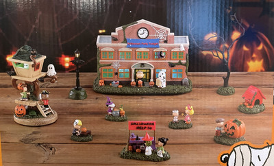 Peanuts 10PC Halloween Village-Spooky Music, Lights, Costumes Snoopy