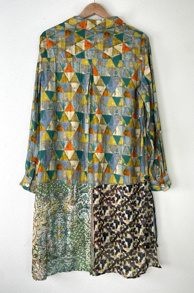 Blusa túnica con botones John Mark manga enrollable estampado floral geométrico grande Foto 2 de 4