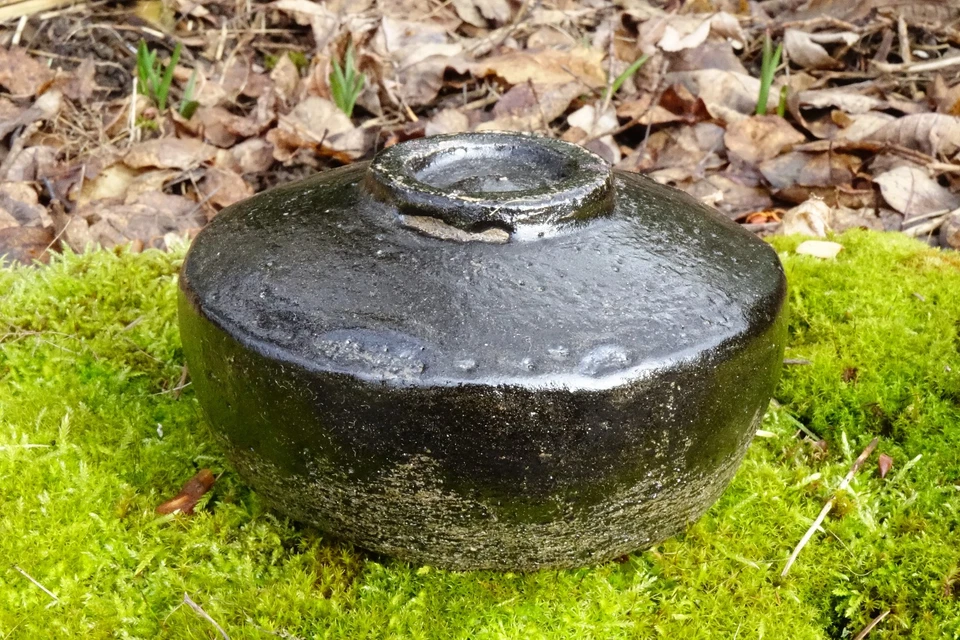 Early 20th C Japanese Black Kuro Raku Chawan - hira-gata, warikodai, wabi-sabi - Image 4 of 4