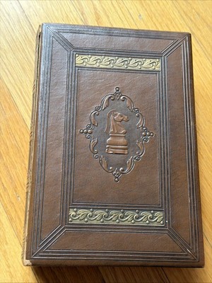 1946 E.S. LOWE TOURNAMENT CHESSMEN CHESS PIECES And BOOK Vintage Plastic Moulded