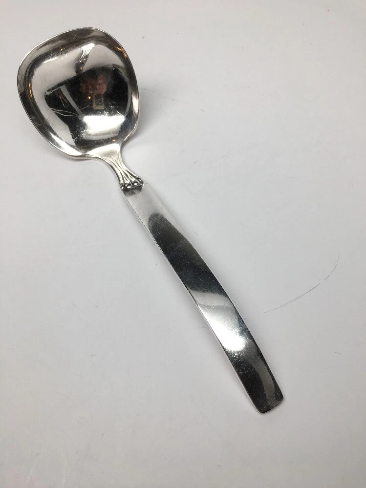 Vintage ONEIDA COMMUNITY "TWILIGHT" Silver Plate SOLID GRAVY LADLE 7"