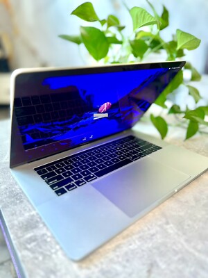 *UNSEALED* Macbook Pro 15  i7, 2.6ghz with Touch Bar ID, 2019, 256GB, 16GB RAM