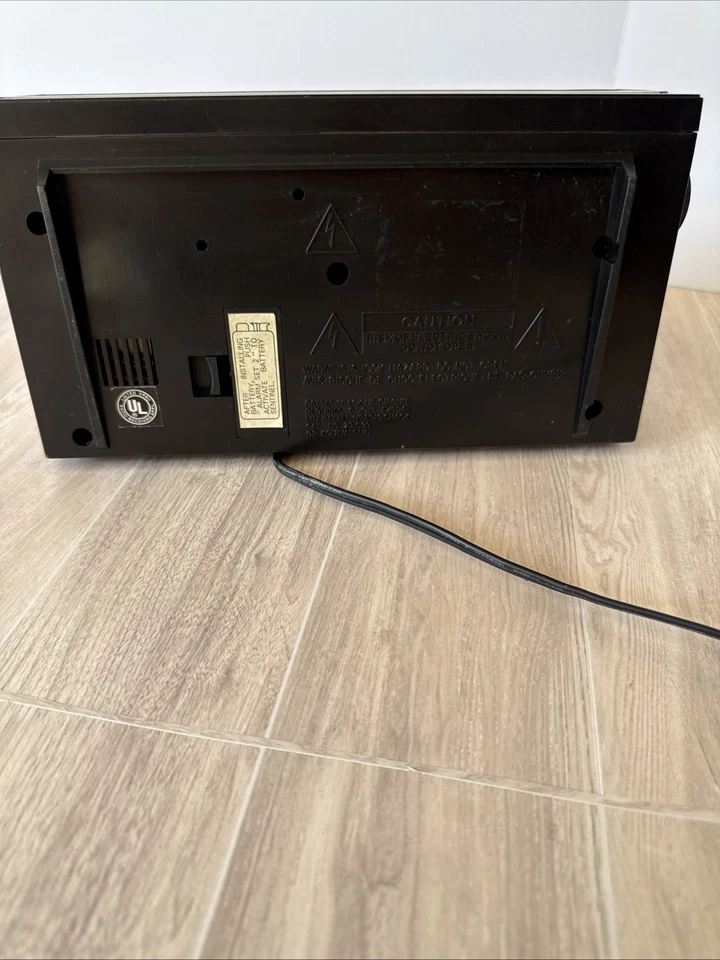 Realistic Chronomatic 245 AM FM Dual Alarm Clock Radio Wood Grain - Image 3 of 4