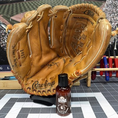 1970s Rawlings 1017 Robin Yount Personal Model Basket Web Glove LHT