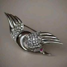 Spilla design uccellino cigno volante in vera moissanite 1,30 ct placcata oro bianco 14 carati