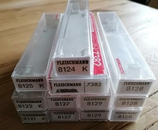 N Spur Leerverpackungen von Fleischmann im Konvolut. 11x Wagen 1x Lok.