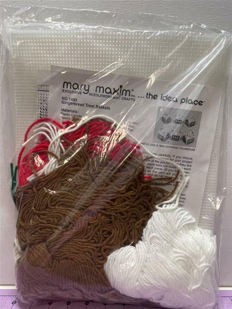 MARY MAXIM Plastic Canvas Needlepoint Kit GINGERBREAD TREAT BASKETS