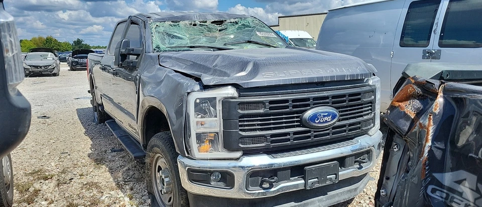 2024 Ford F350 Super Duty Transmission OEM 32K Miles - LKQ431100380 - Image 2 of 4