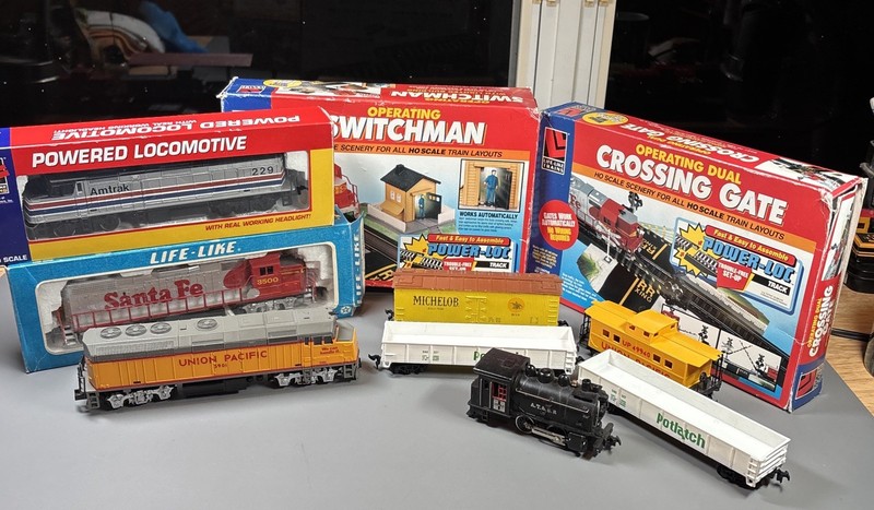HO Life-Like, Amtrak, Santa Fe, Union Pacific, Potlatch,Switchman, Crossing Gate