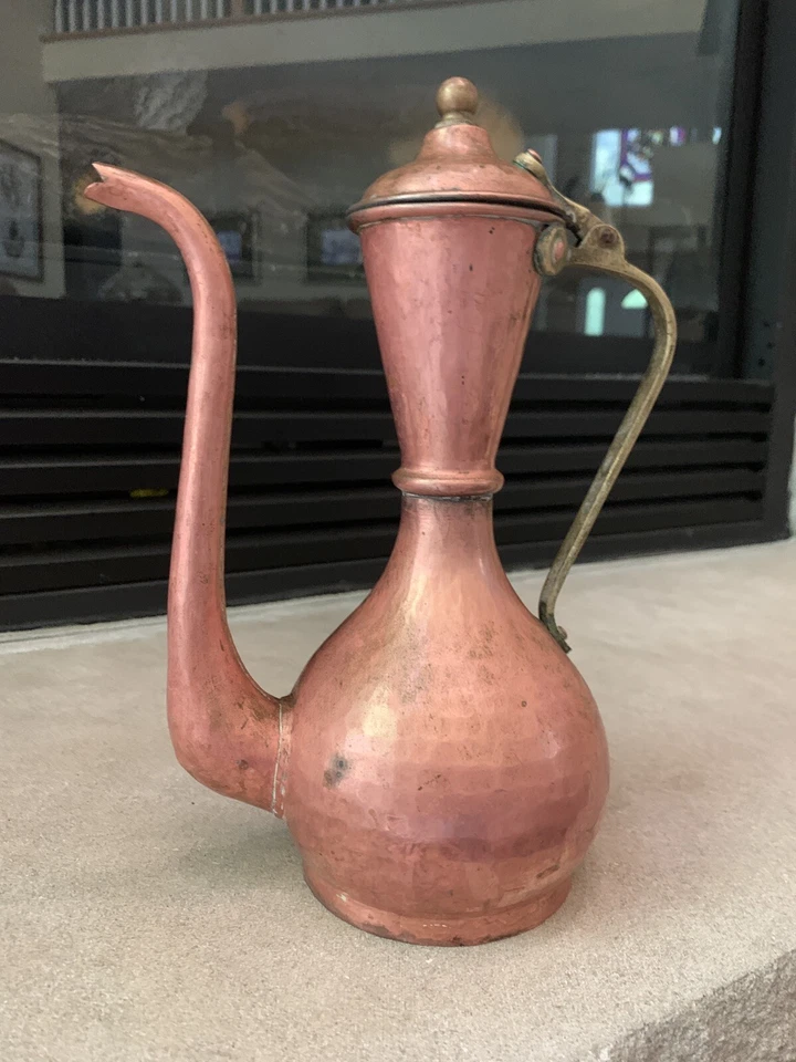 Cafetera/tetera antigua de colección ornamentada hecha a mano con motivo de cobre Foto 2 de 4