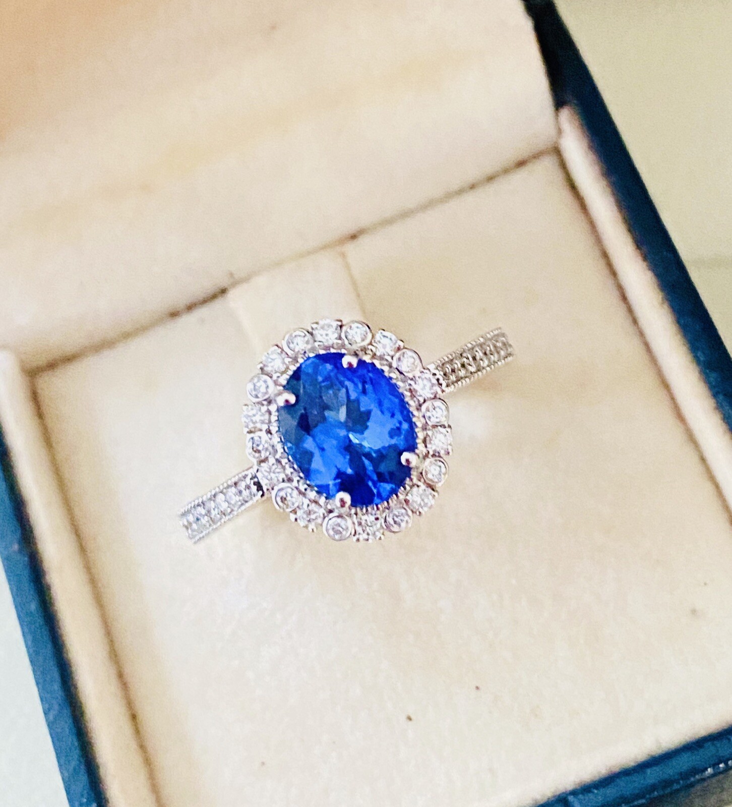 Estate Ladies 18k White Gold Tanzanite & Diamonds Engagement Ring - Image 3