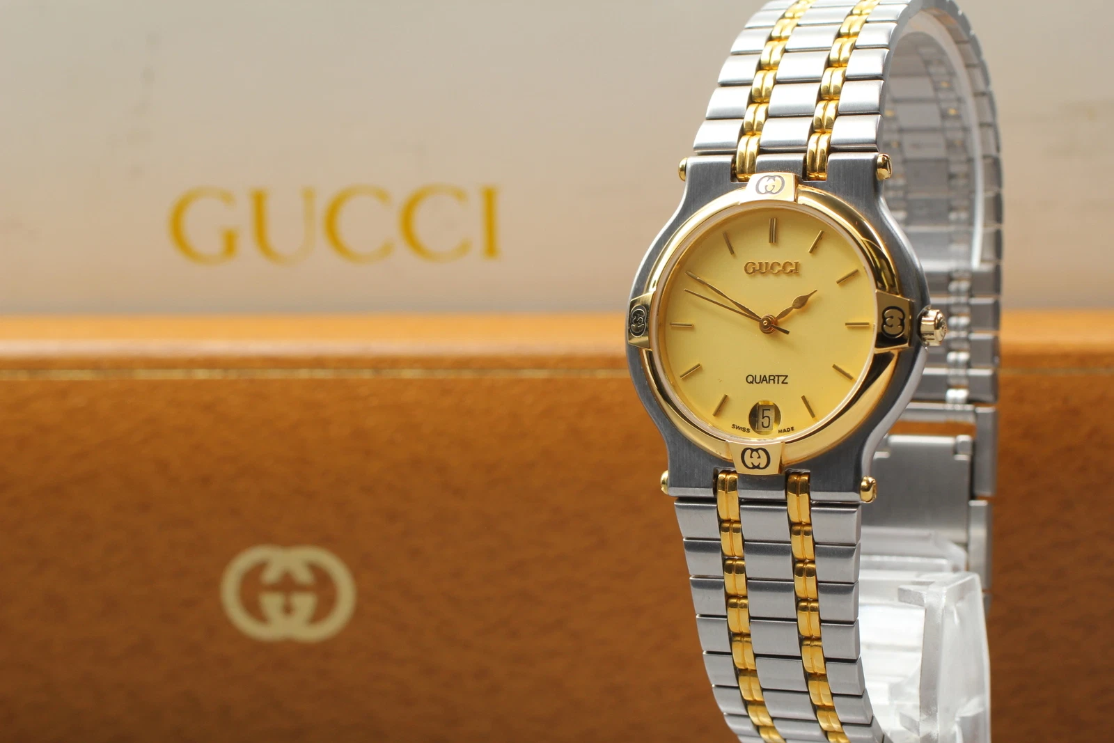 [N COMME NEUVE / boîte papiers] Montre homme vintage Gucci 9000M cadran doré deux tons Qz 30 mm