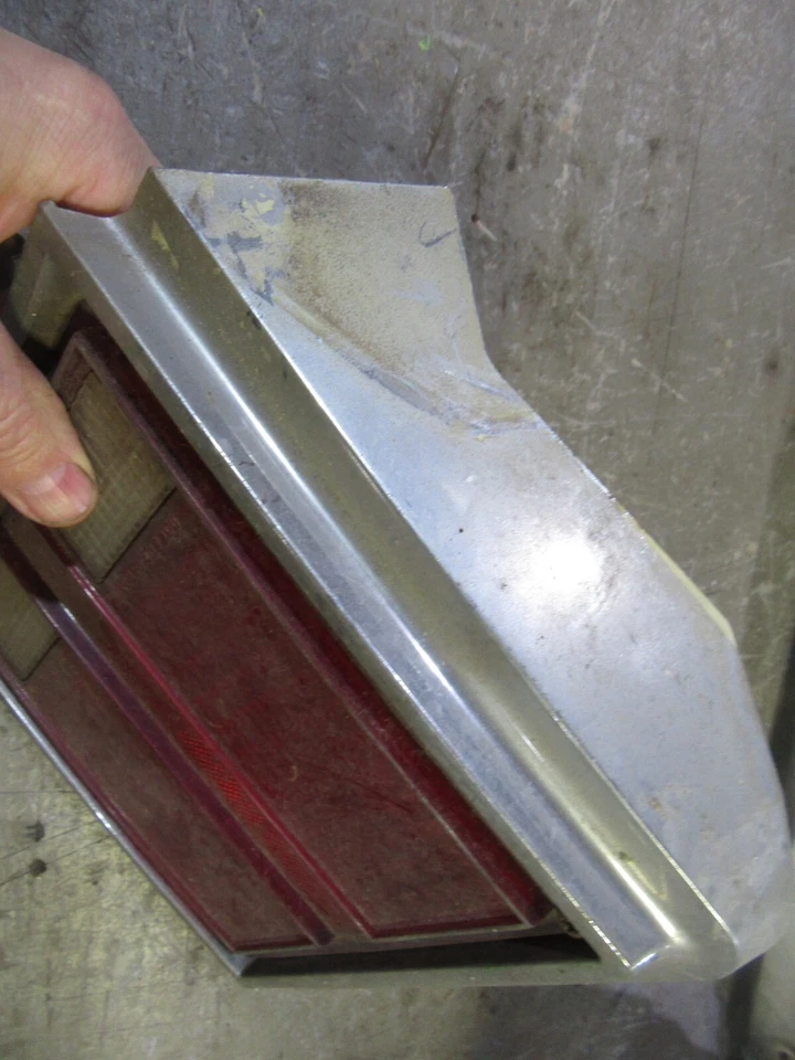 Oldsmobile Cutlass Salon 1979 lado del conductor luz trasera lente carcasa base Foto 2 de 4