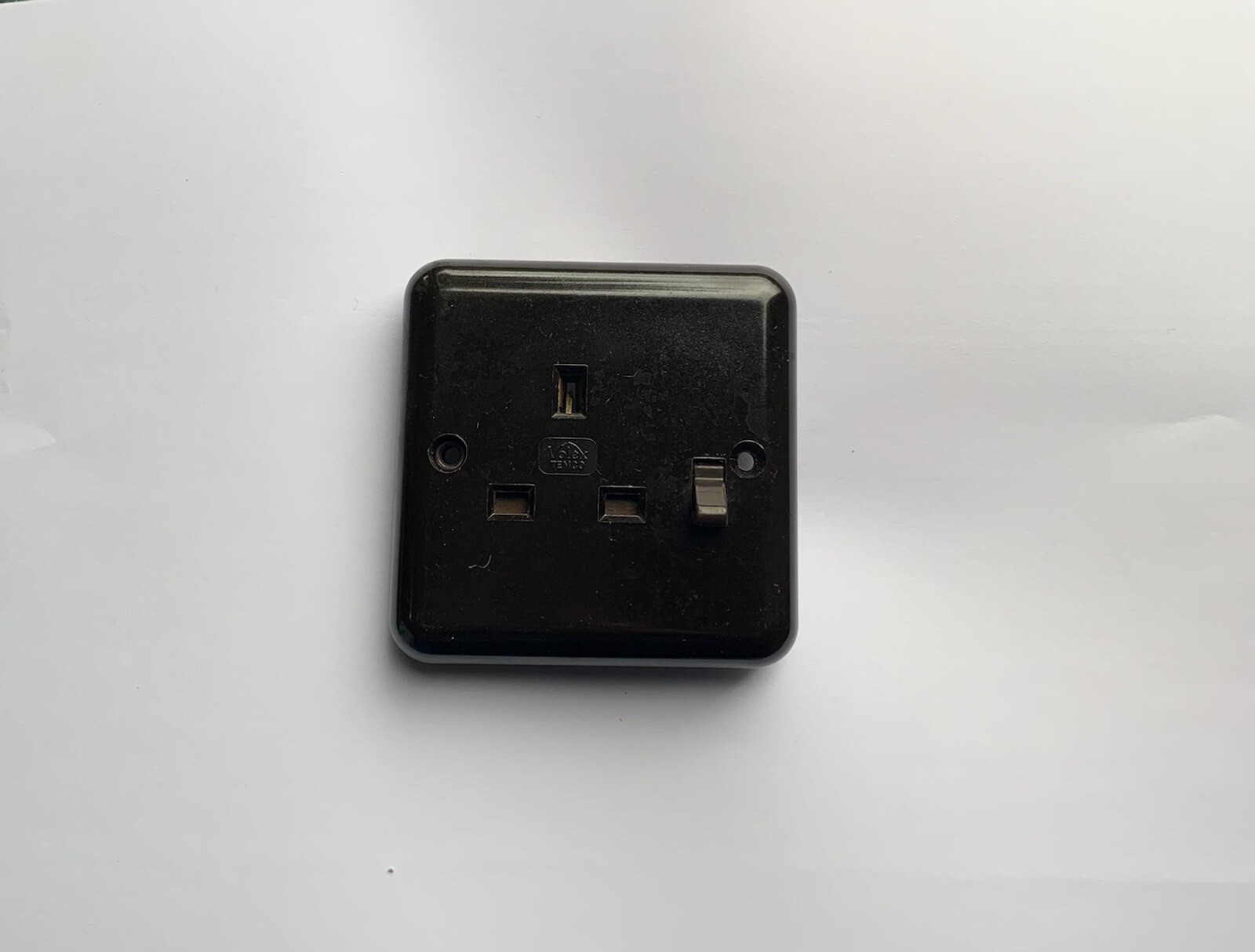 Vintage brown Volex Temco bakelite single switch socket. 1Gang. 13amp. Unused.