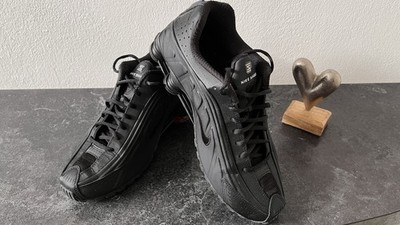 Nike Shox R4 Triple Black Gr. 45,5 Super Zustand!