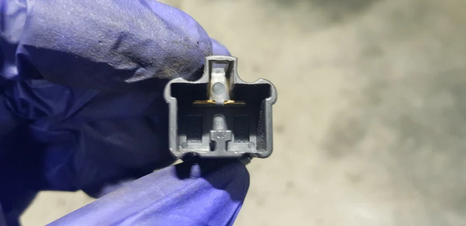 Interruptor de pedal freno de gasolina Toyota Corolla 2005 5 puertas 1,4 Foto 3 de 3