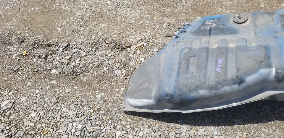 1980 TOYOTA LAND CRUISER FJ43 GASOLINE FUEL TANK ASSEMBLY Foto 3 de 4