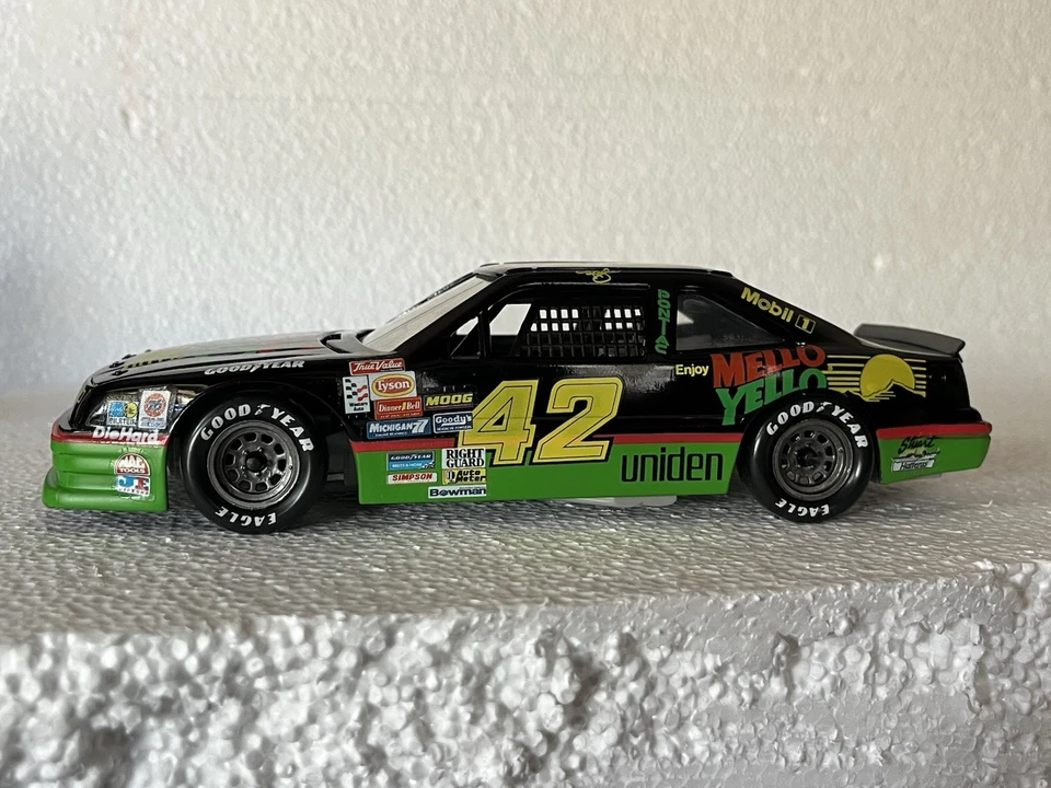 Pontiac Grand Prix NASCAR 1991 coche de carreras Revell #42 Kyle Petty Mello amarillo 1:24  Foto 2 de 4