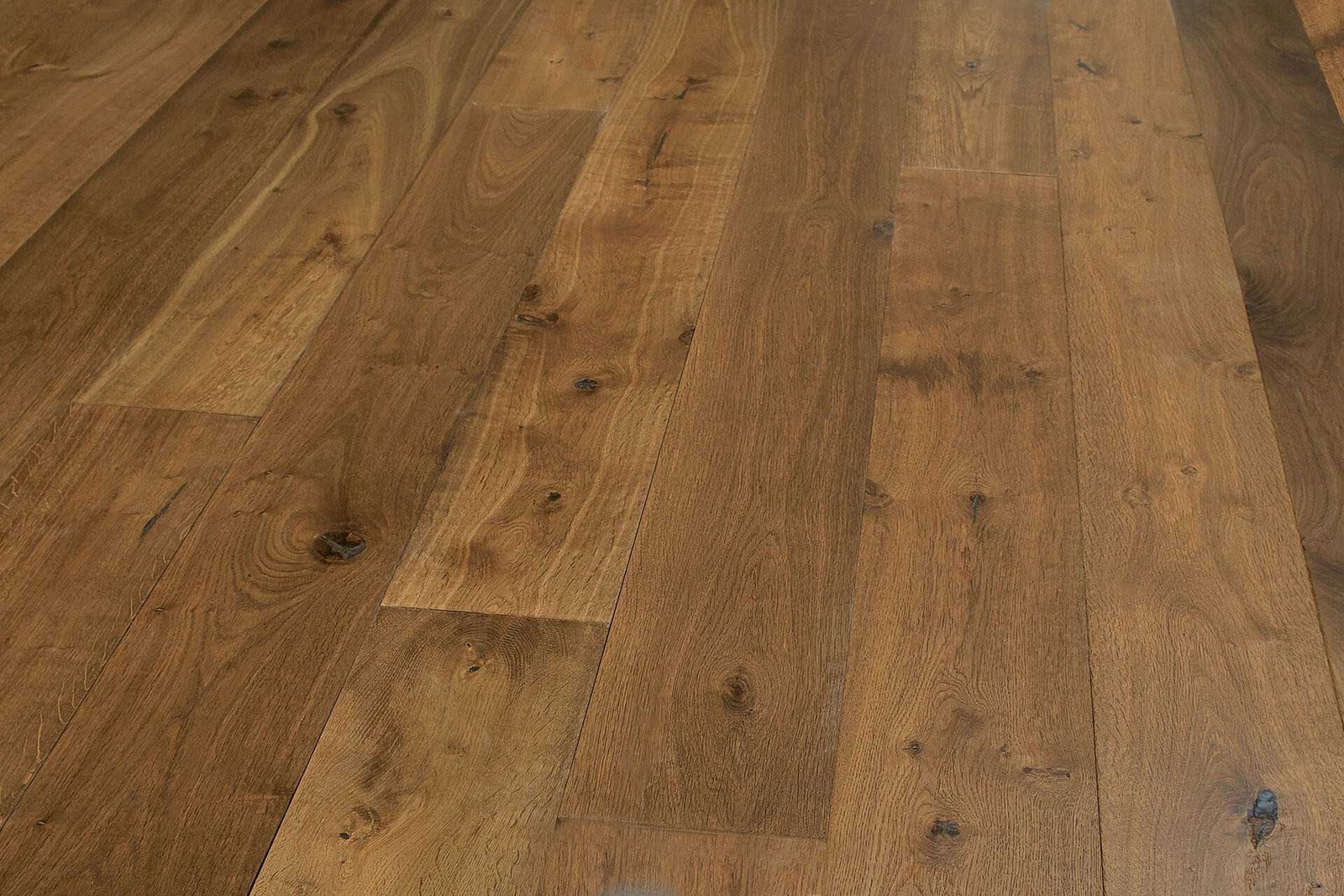 Parquet contrecollé flottant couleur tabac en chêne d'ingénierie et finition huilée mate