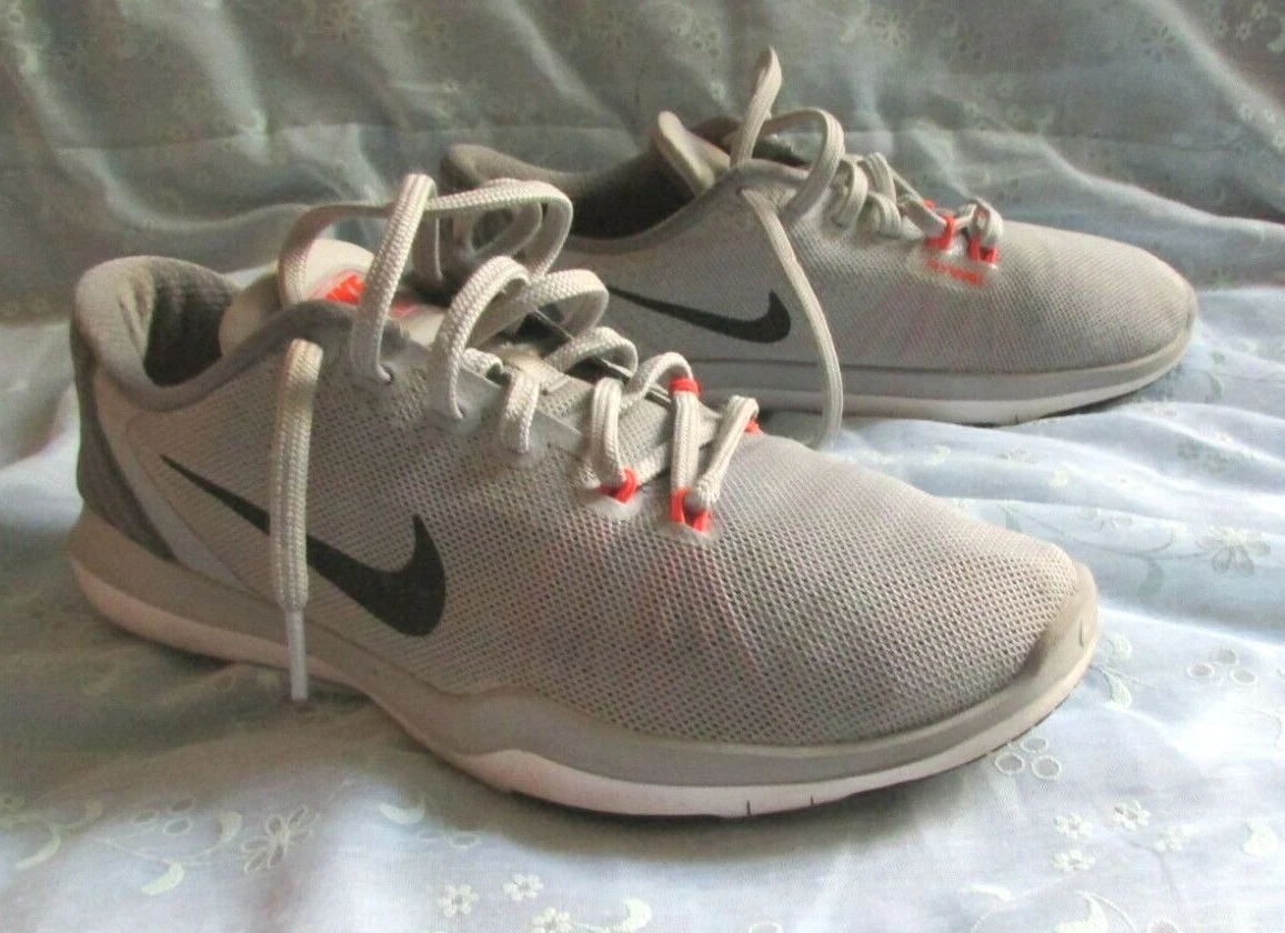 Baskets femme Nike Training Flex Supreme TR5 grises taille 8