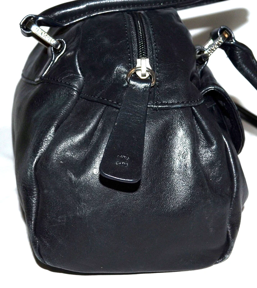 Alfani 黑色荔枝纹柔软皮革大号前翻盖口袋 2 肩带单肩包 — 第 2/4 张图片