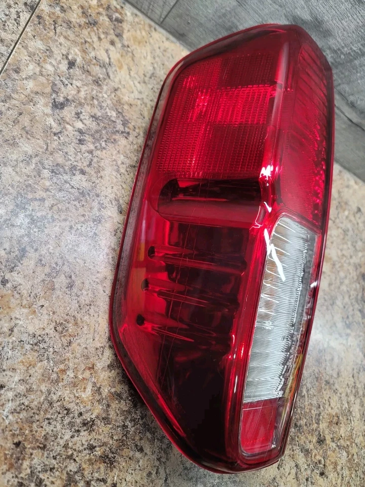 Luz trasera halógena exterior para Nissan Frontier 2005-2014 (izquierda/conductor) Foto 3 de 4