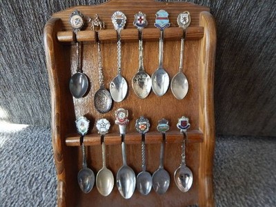 Vintage Konvolut Sammler Löffel Emaille Souvenir im Holzregal