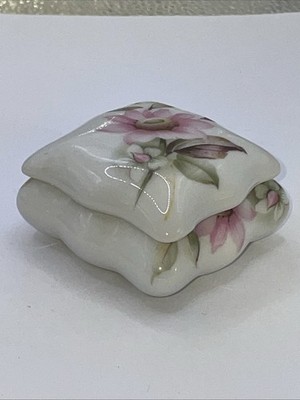 Limoges France, Porzellan Deckeldose,65.2g, Kissenform,Floral bemalt,5.2x5.2x3cm