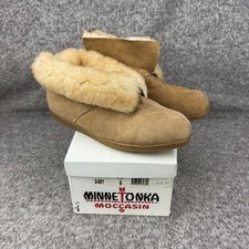 Women's 6 Minnetonka Gold Tan Sheepskin Moccasin Slippers With Fur Trim 3451