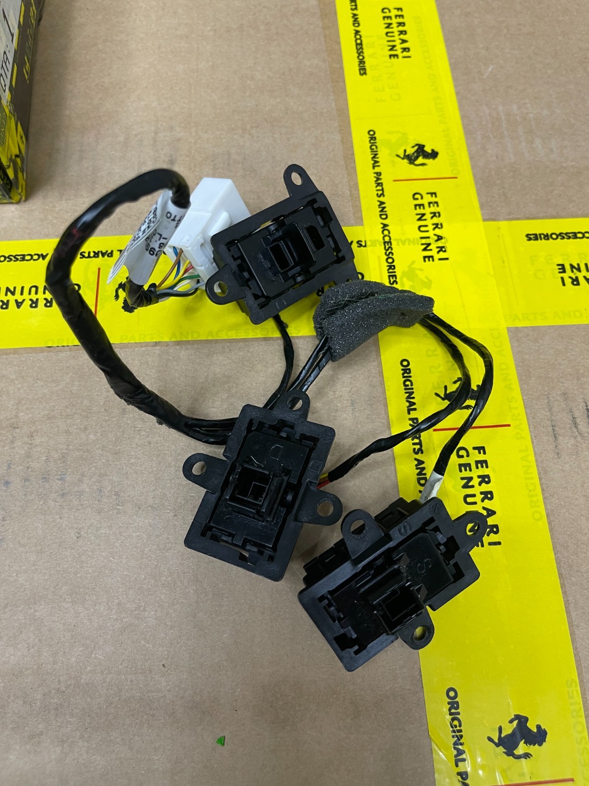 14-17 Ferrari California T 000333827 RHT & POWER WINDOW CONTROLS