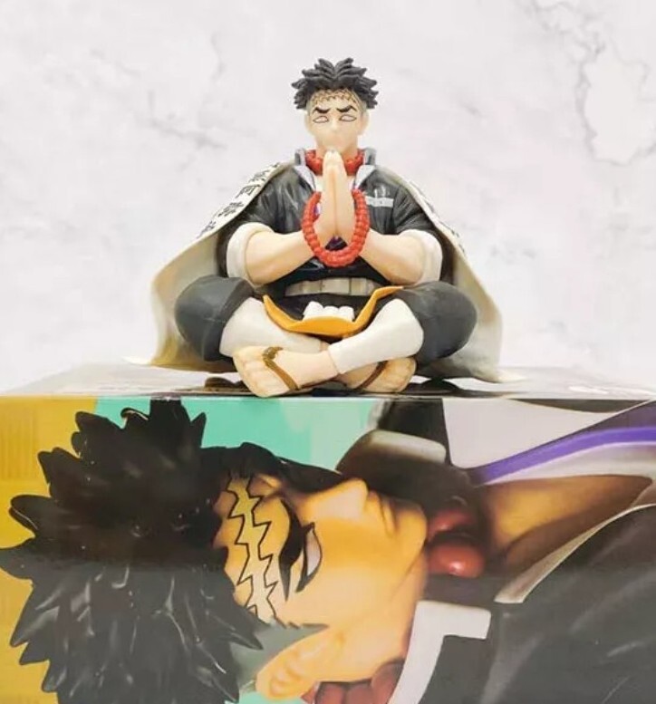 Déco manga avec la figurine Gyomei assis Demon Slayer pour étagère