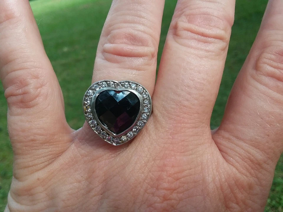 Anillo Victoria Townsend DBJ Macy's de plata esterlina negro blanco circonita cúbica corazón de amor talla 8 Foto 4 de 4