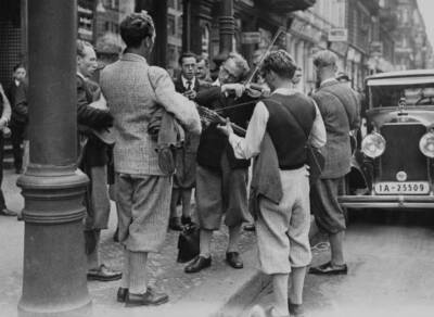 Students technical colleges, unable find work, perform streets for Old Photo