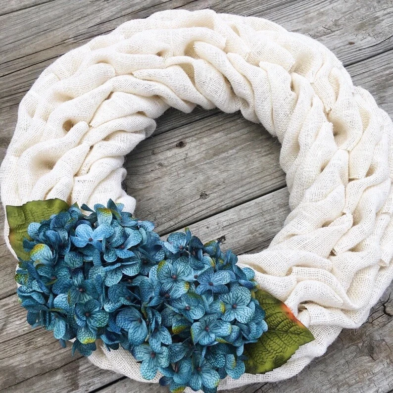 Corona de arpillera blanca hecha a mano de 14" con flores de hortensia turquesa Foto 2 de 2