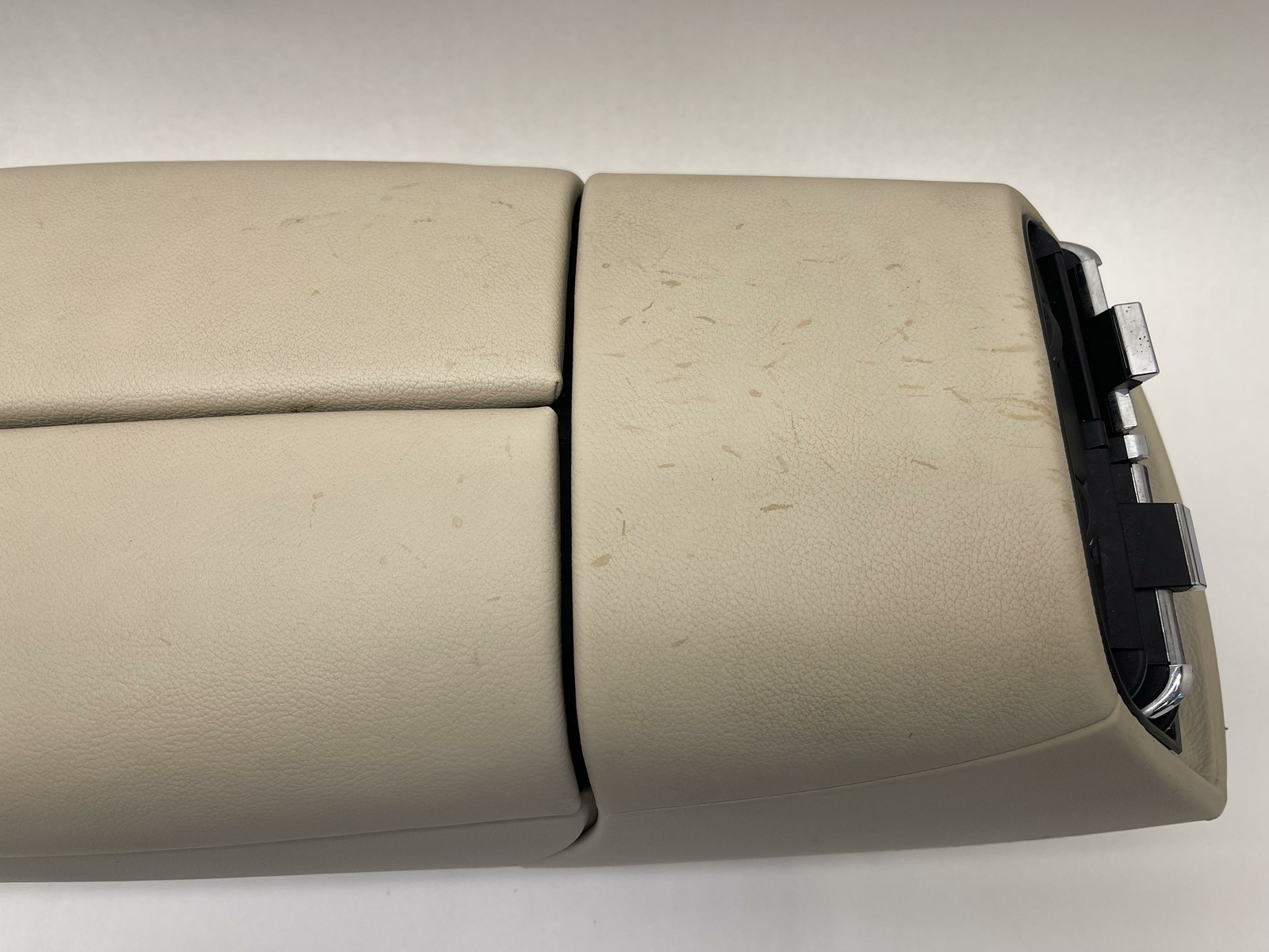 2013-2016 MASERATI QUATTROPORTE FRONT CENTER CONSOLE COMPARTMENT W/ ARMREST OEM
