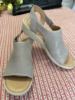 Born Women's Size 9M Leather Easy Strap Wedge Sandals