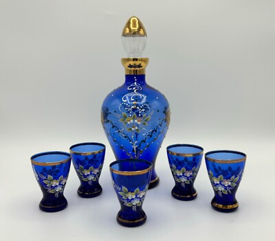 Böhmische Kobaltblau Glas Karaffe fünf Schnapsgläser handbemalt floral Emaille