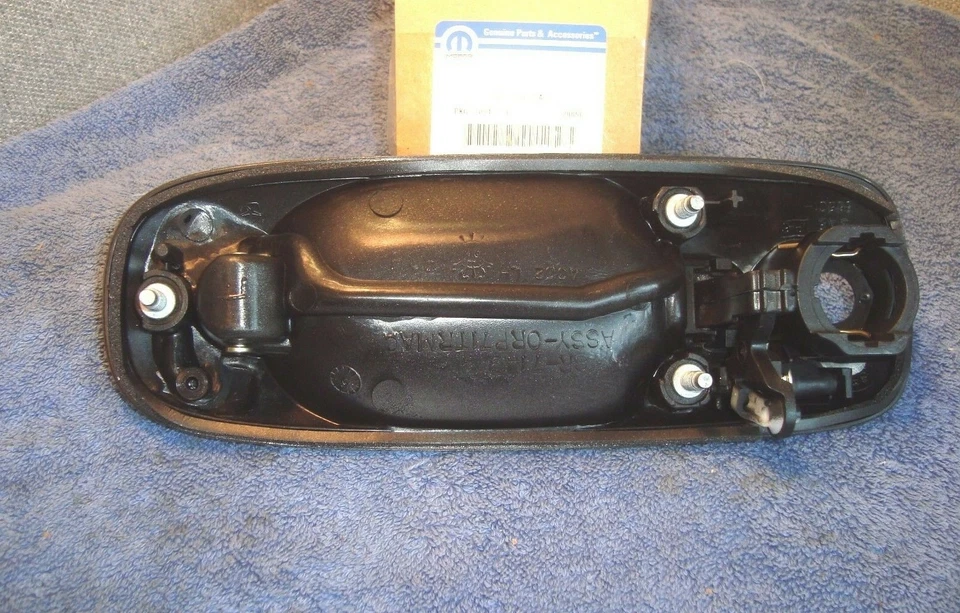 Manija de puerta para Grand Caravan Town & Country exterior izquierda Mopar OEM RP71ZKJAC F6 Foto 3 de 4
