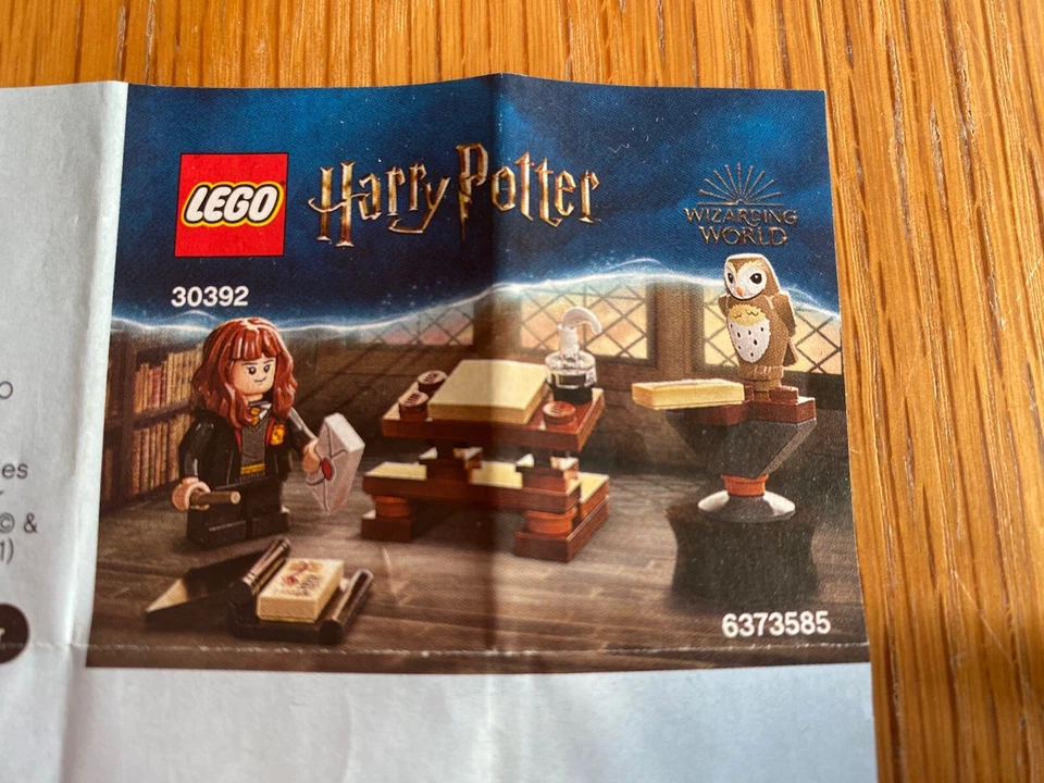 LEGO Harry Potter 30392 Hermione's Study Desk, Foto 2 von 4