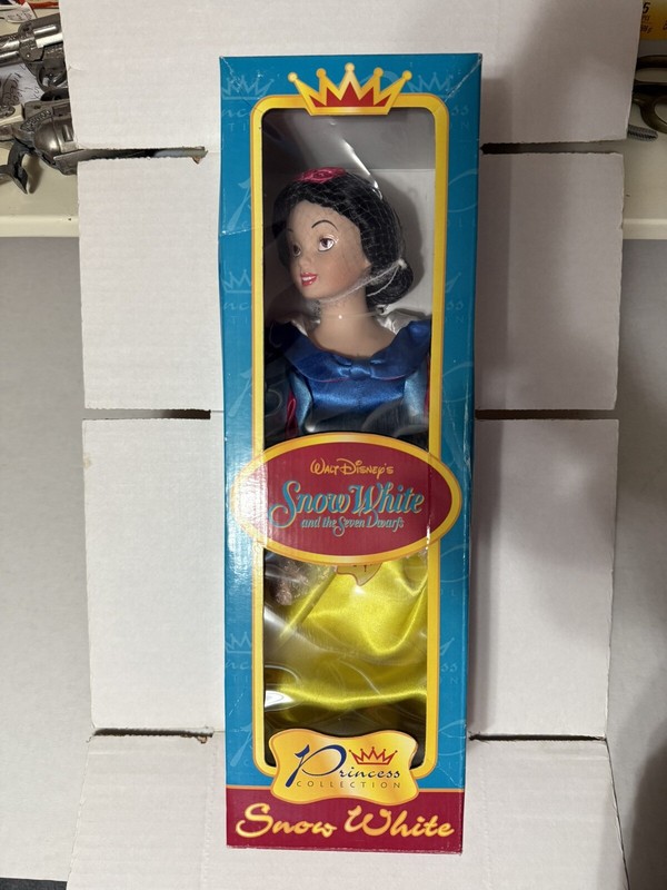 WALT DISNEYS SNOW WHITE BISQUE PORCELAIN DOLL PRINCESS COLLECTION HAND MADE