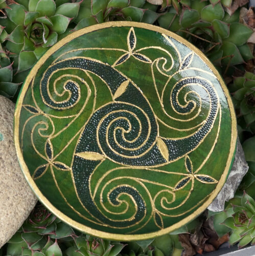 Little cookie plate with a green and gold celtic triskell - 4.7 inches - Picture 1 of 6