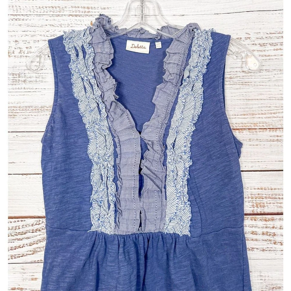 Regata Feminina Deletta Algodão Sem Mangas Babado Frente Decote V Azul Cinza Pequena - Imagem 3 de 4