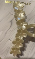 Beautiful Hair Claw Clip Flower Pearl Color New.