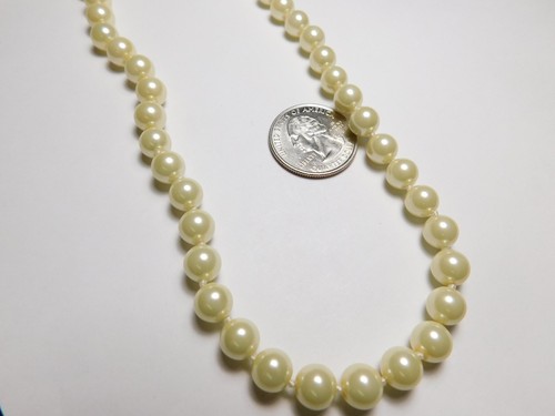 Collar largo con aleta con cuentas sintéticas de vidrio blanco anudado a mano de colección - Imagen 4 de 5