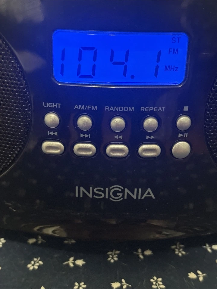 Insignia портативный CD-бумбокс с AM/FM-радио - Изображение 2 из 4