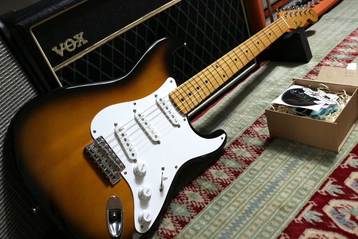 Fender Japan Stratocaster Sunburst w/ Monty's Retrowind Set