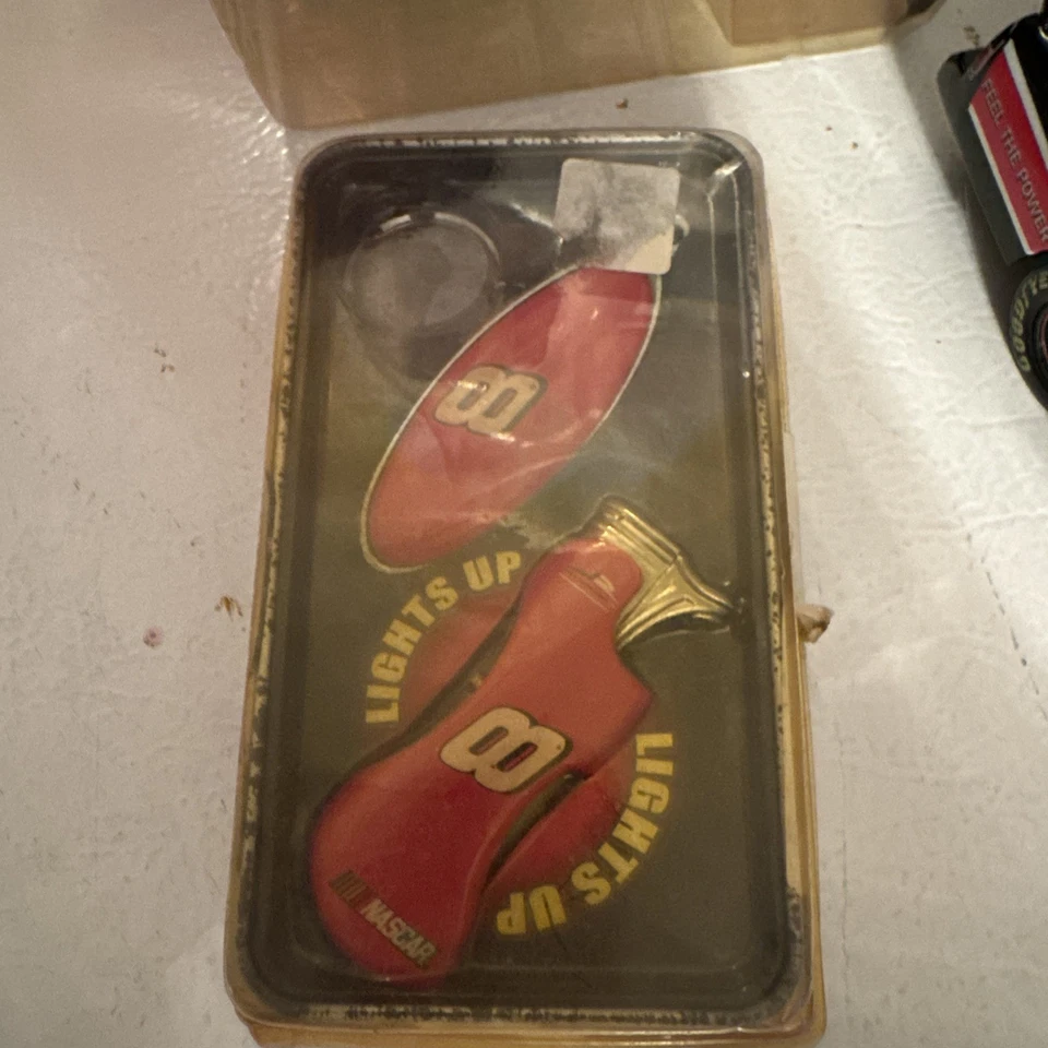 Dale Earnhardt Jr. Lote - Diecast, Estatuilla, Adorno Y Juego De Encendedor/Llavero Foto 3 de 4
