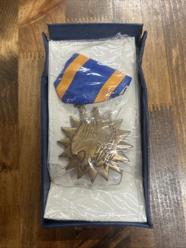 Vintage WWII Military US Army Air Corps Medal Eagle Lightning Bolts