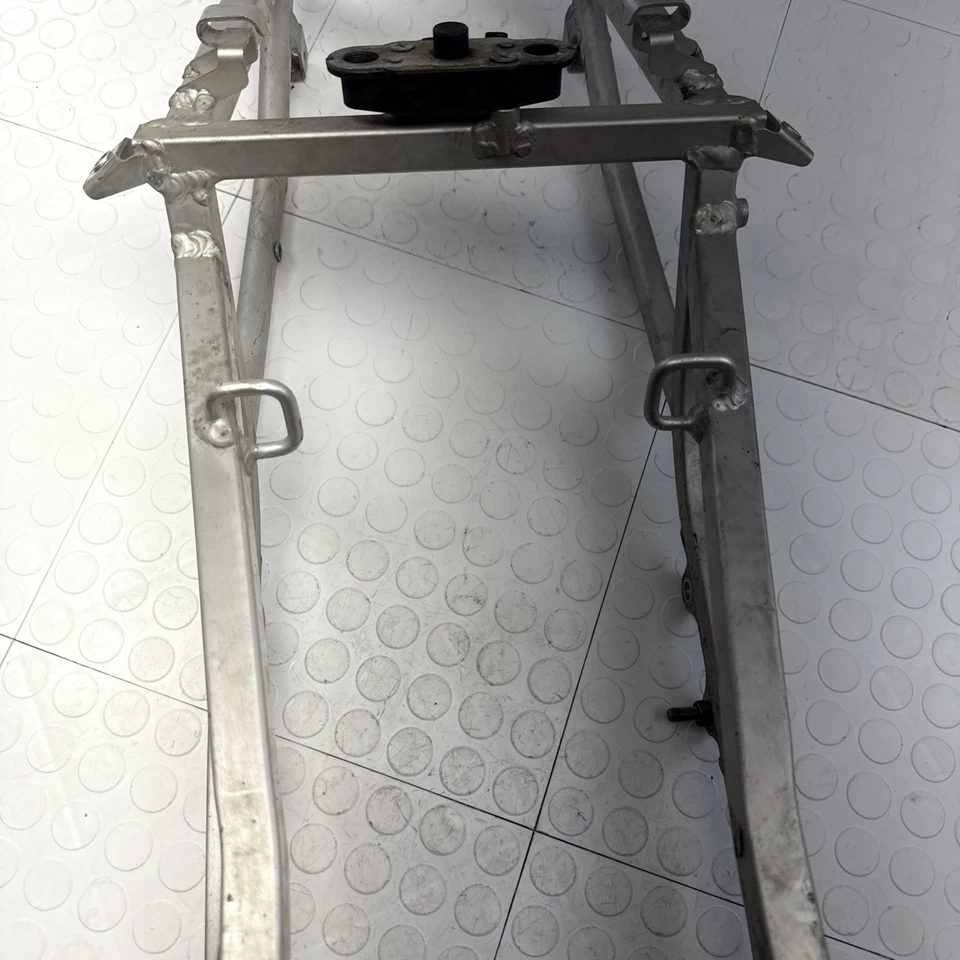 2001-2003 SUZUKI GSXR 600 GSXR 750 01-02 GSXR 1000 ЗАДНИЙ ПОДРАМНИК OEM ХОРОШЕЕ СОСТОЯНИЕ - Изображение 3 из 4